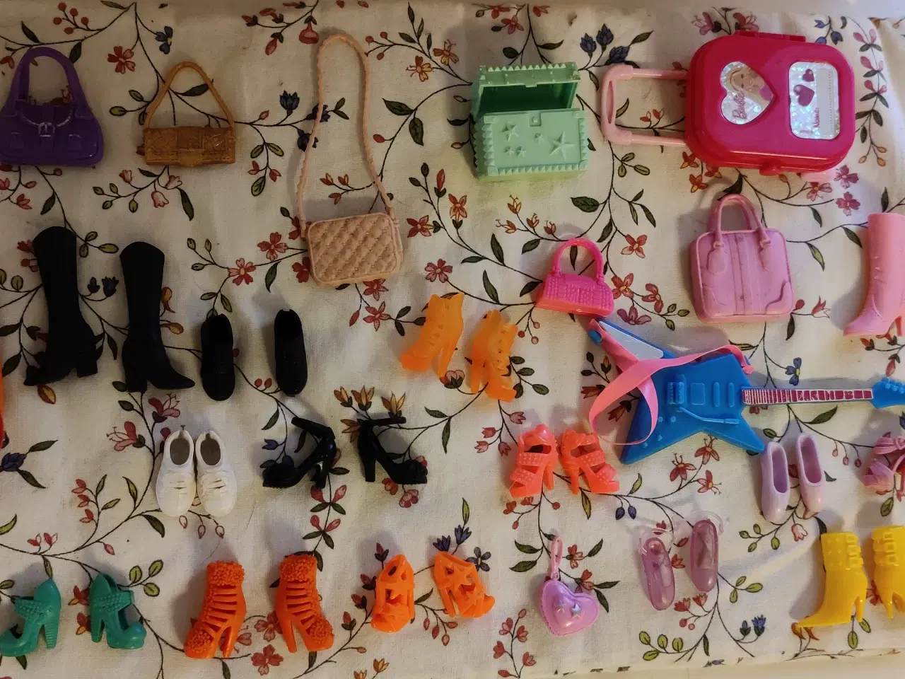Billede 4 - Barbiedukker, tøj, sko, accessories og møbler mm 