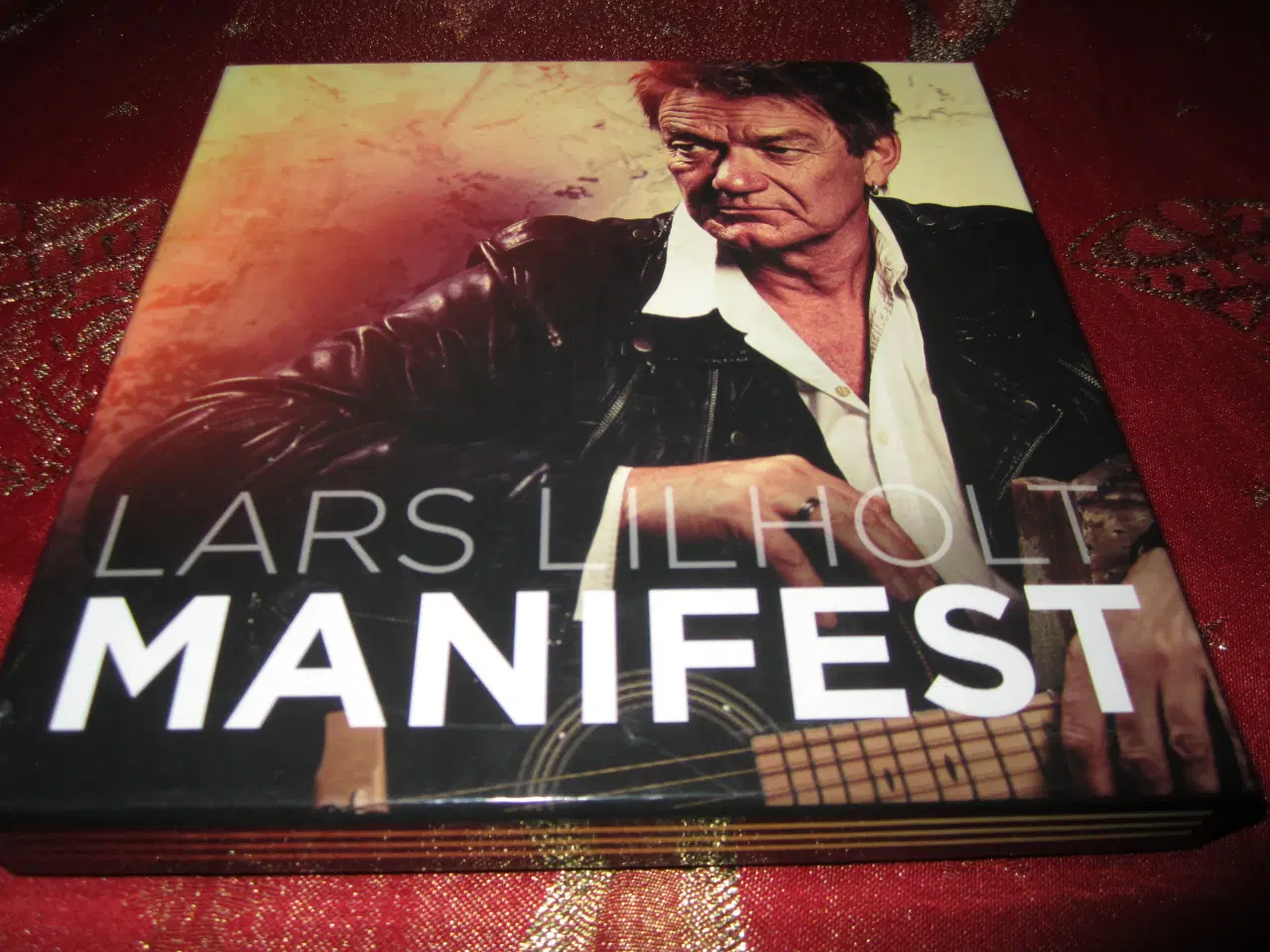 Billede 1 - LARS LILHOLT. MANIFEST. Boks.