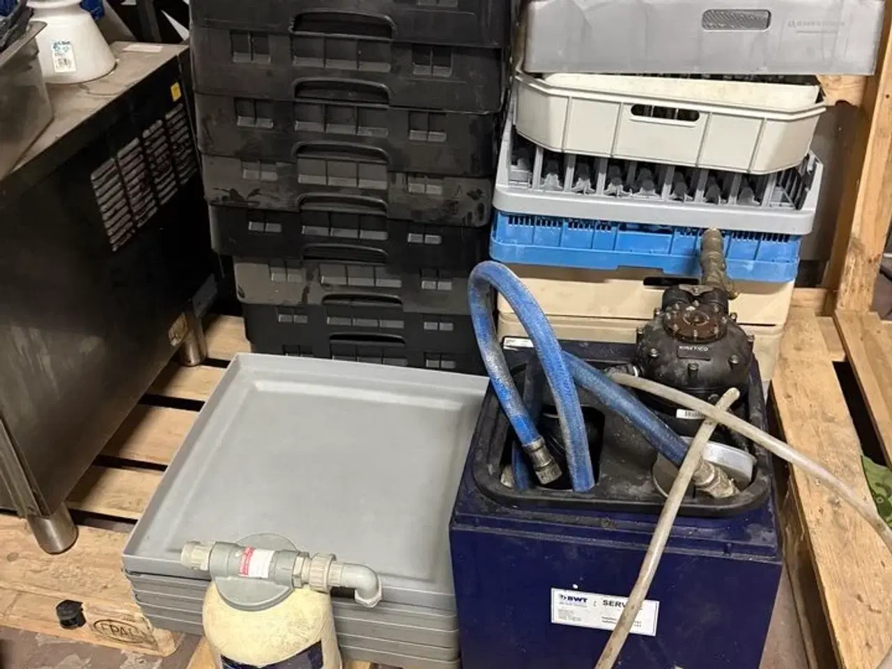 Billede 1 - BWT saltfilter + flaskefilter. Ca. 20 opvaskebakker forskellig slags. (MOMSFRI)