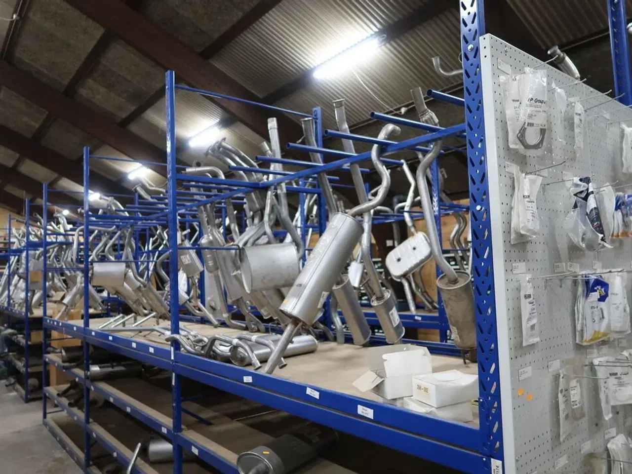 Billede 2 - Reol til udstødninger uden indhold