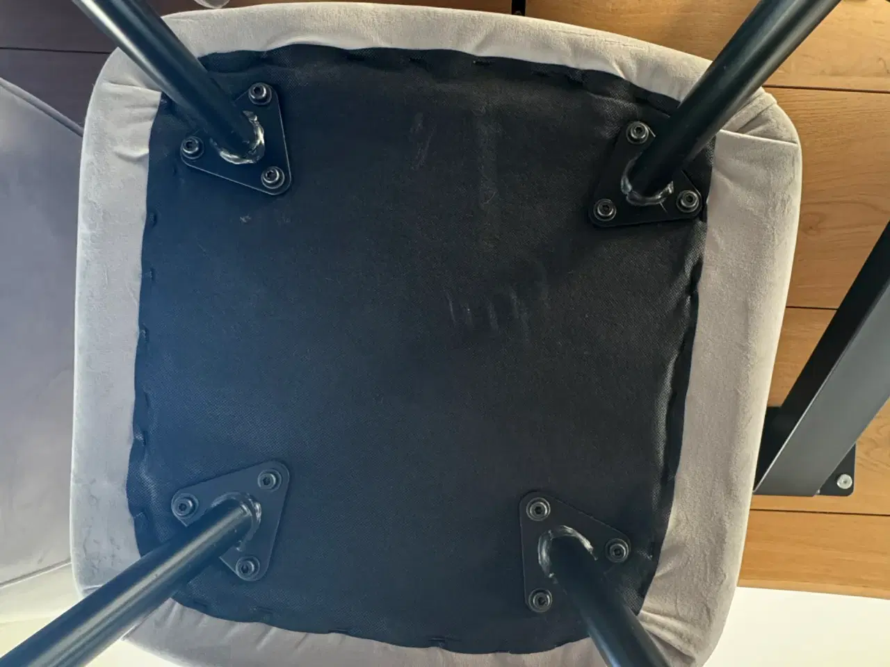 Billede 5 - NÆSTEN HELT NYE 6x SPISESTOLE - Lysegrå velour