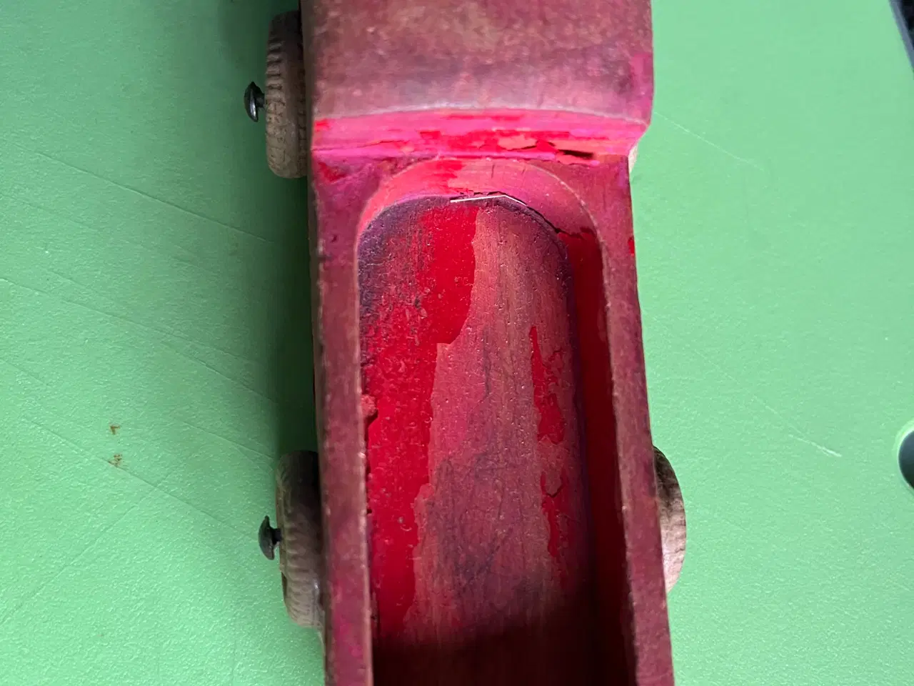 Billede 2 - Lille, rød, afskallet træ-legetøjsbil. Giv bud.