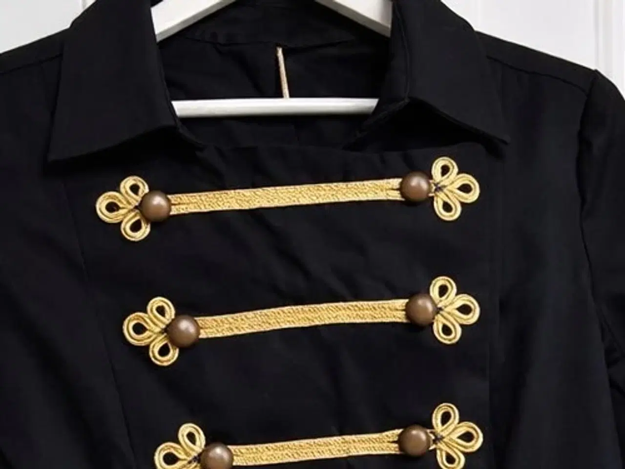 Billede 3 - Jakke med guldtrenser foran