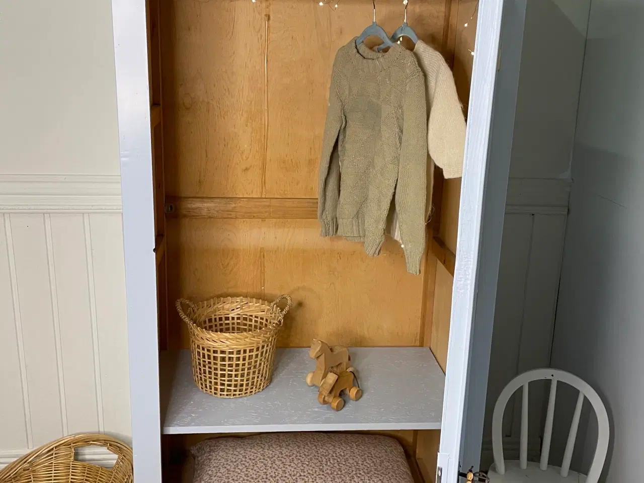 Billede 8 - Lille karlekammerskab 