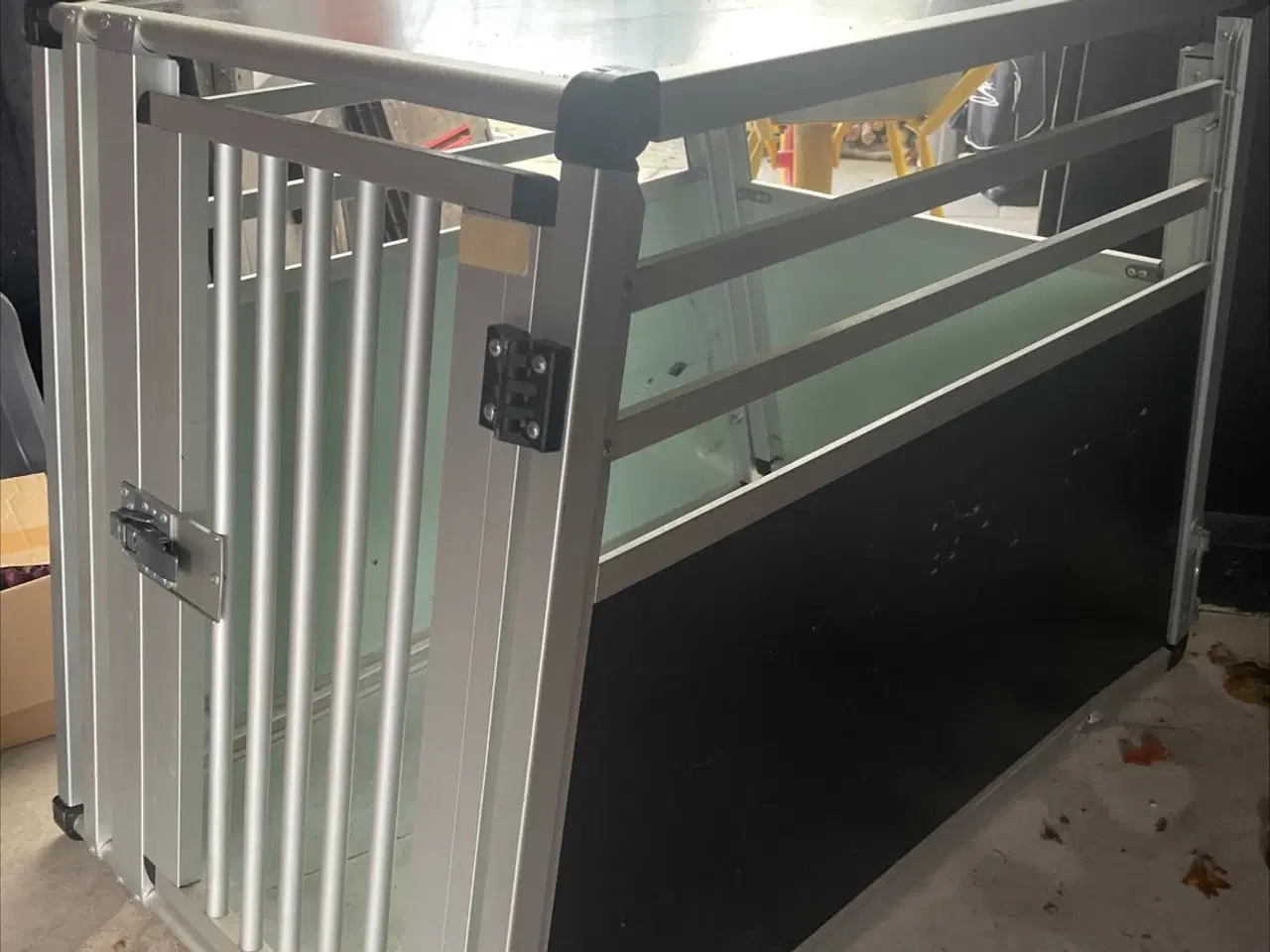 Billede 2 - Dogman hundebur til bagagerum, brugt til 30kg hund