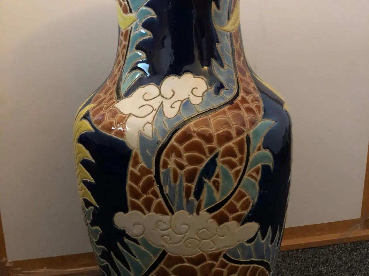 Billede 8 - Original Dragon Motiv Alter Vase på sort grund