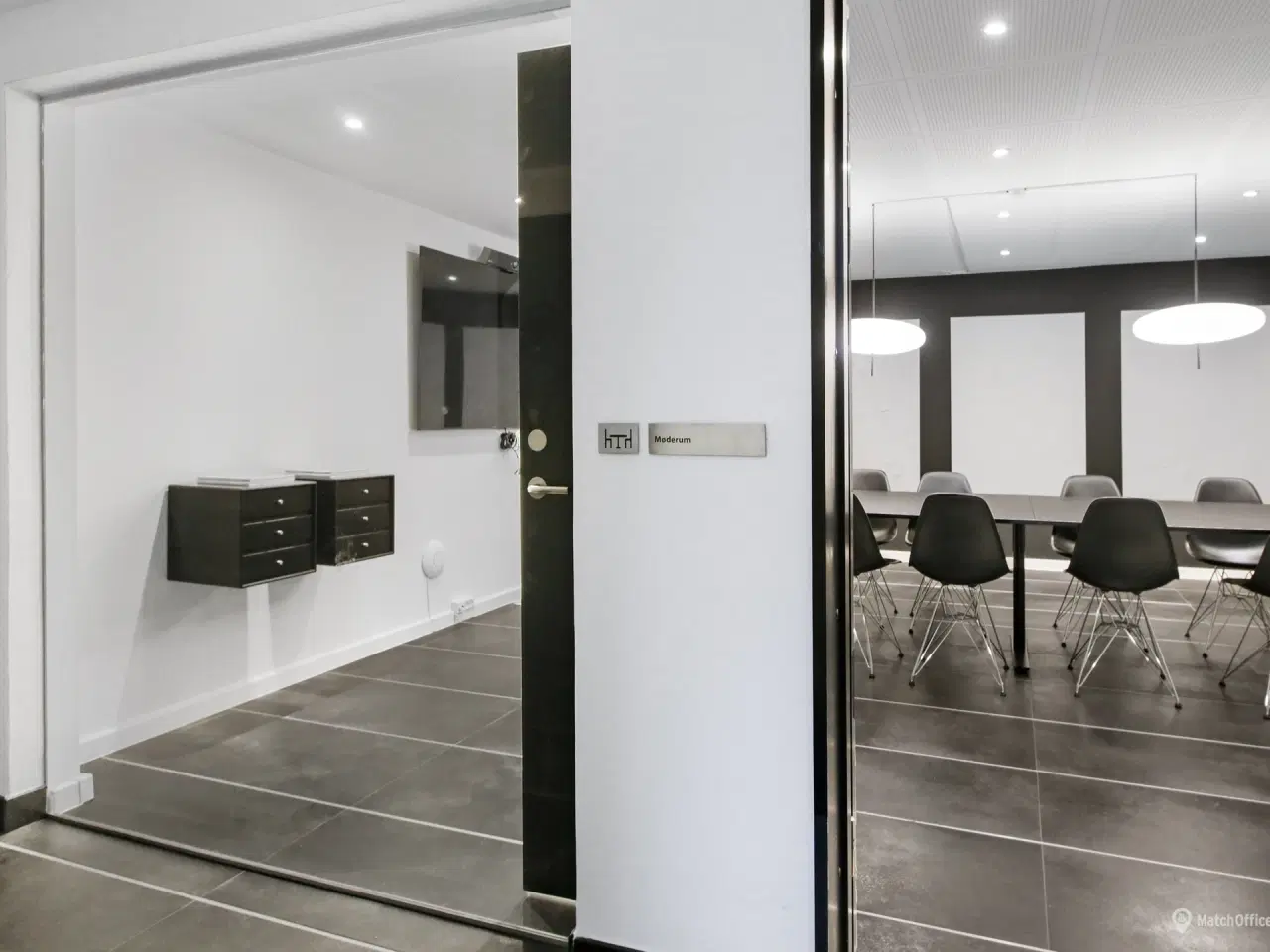 Billede 13 - Yderst indbydende kontor/showroom med højt til loftet samt fantastisk lysindfald som også indeholder mødelokale eller et lille kontor - Ring for mere info👍🏼