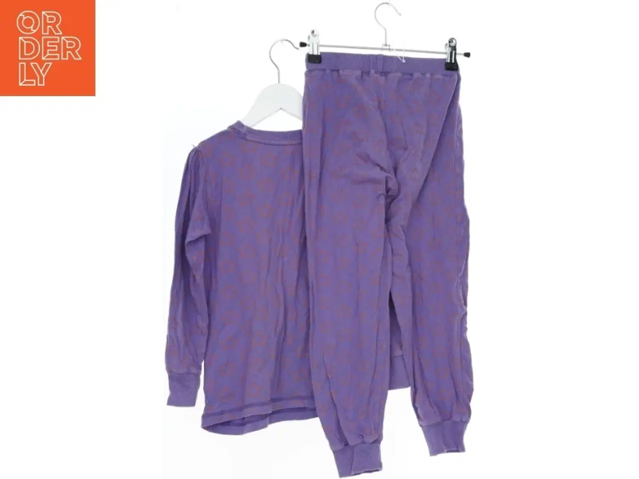 Billede 2 - Lilla pyjamas med stjernemønster fra Mm (str. 122)