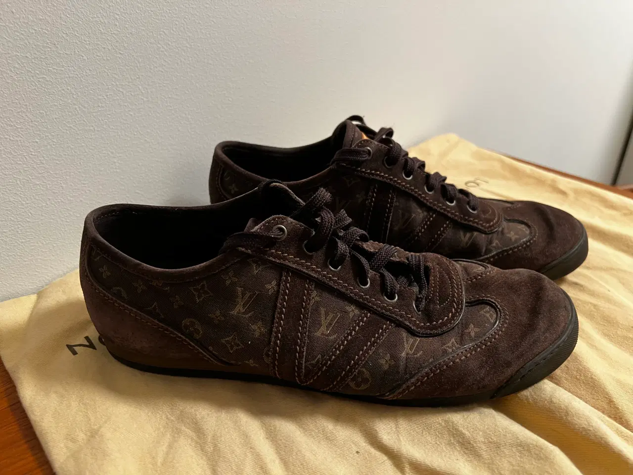 Billede 2 - Udgået LV sneakers inkl nye snørebånd str 43
