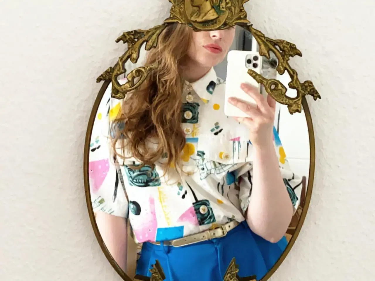 Billede 2 - Messingspejl, relief i toppen