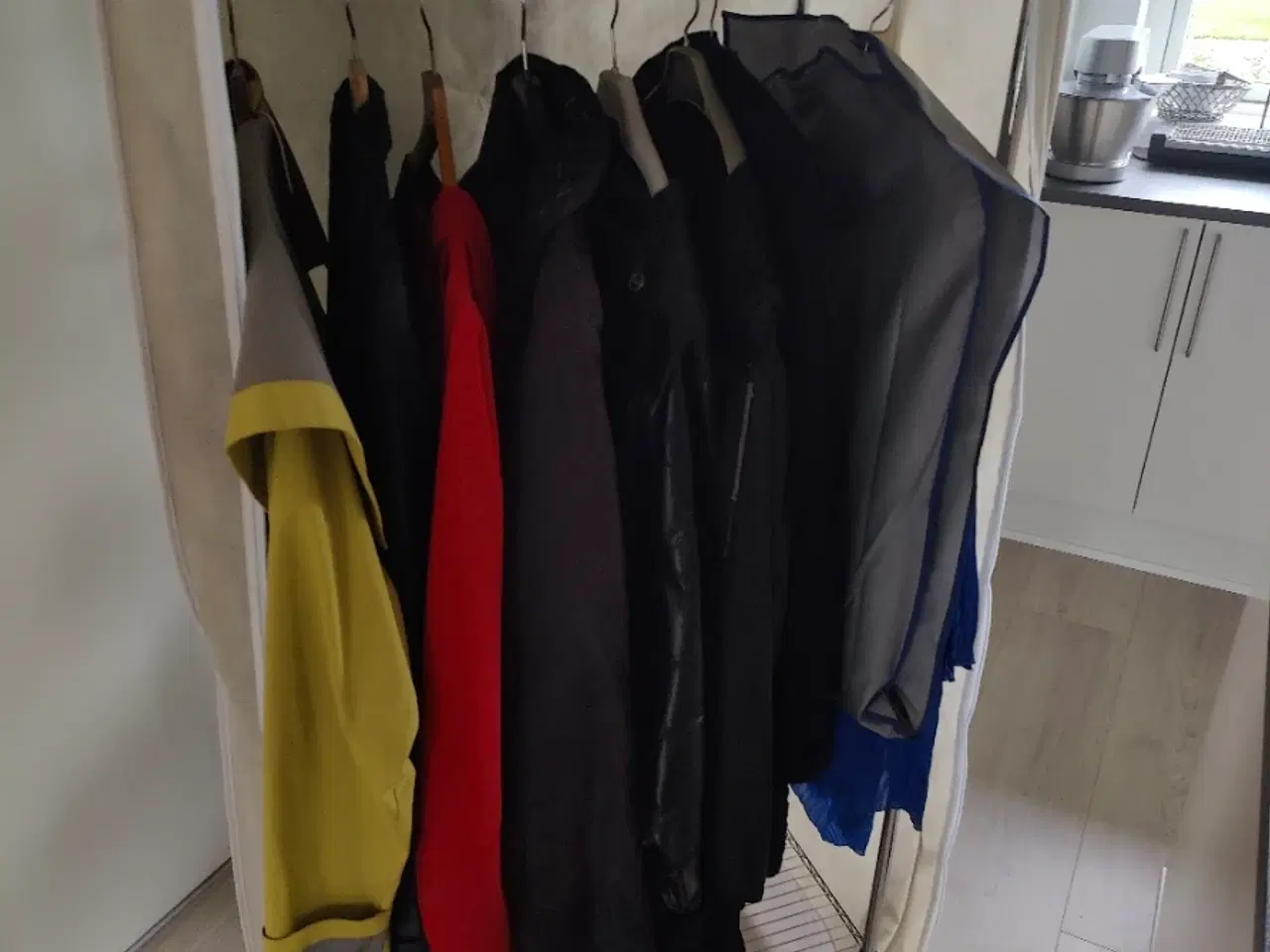 Billede 1 - Overdækket tøjstativ_Garderobeskab