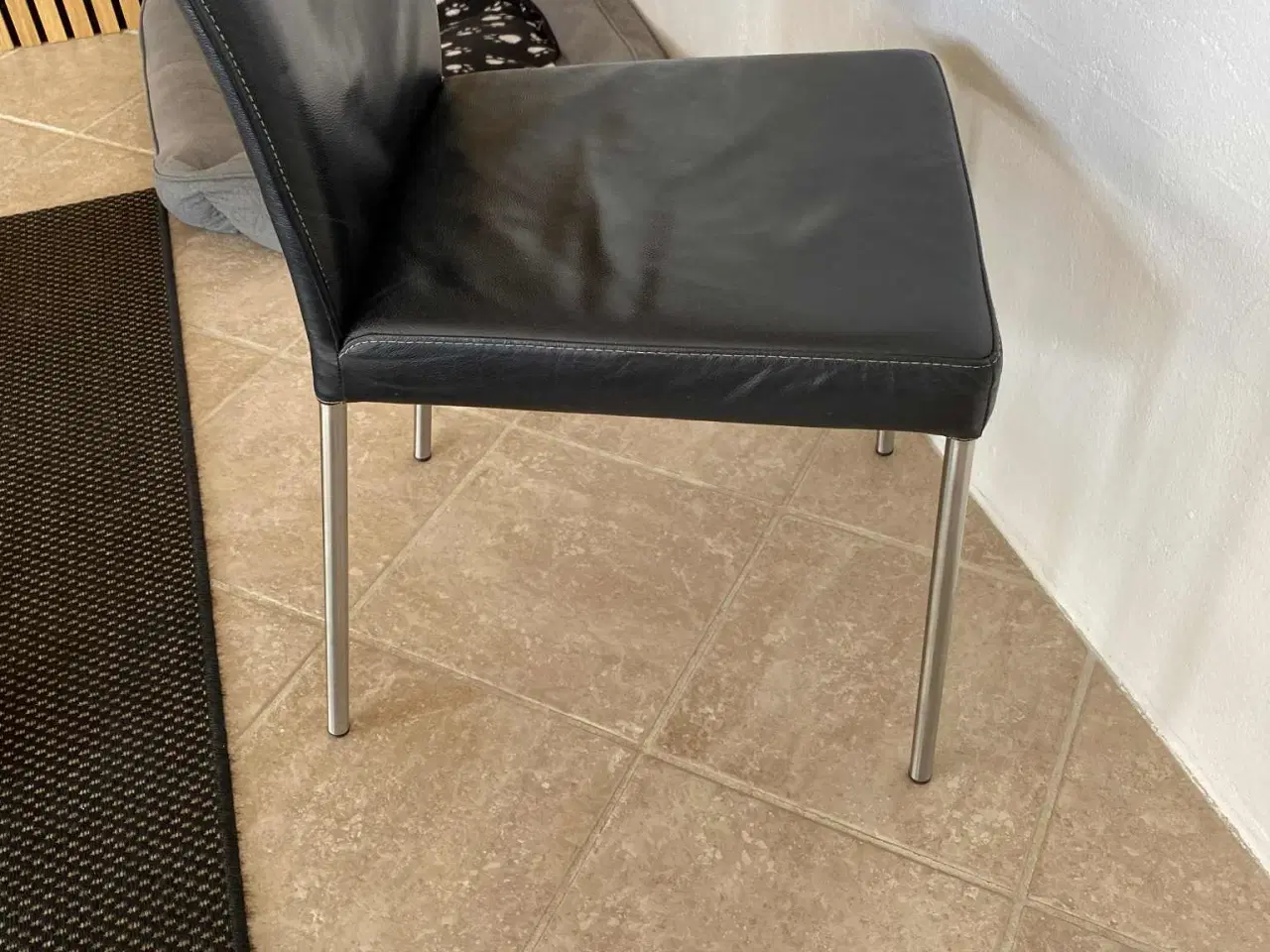 Billede 5 - 6 Spisebordstole i sort læder med ben i krom