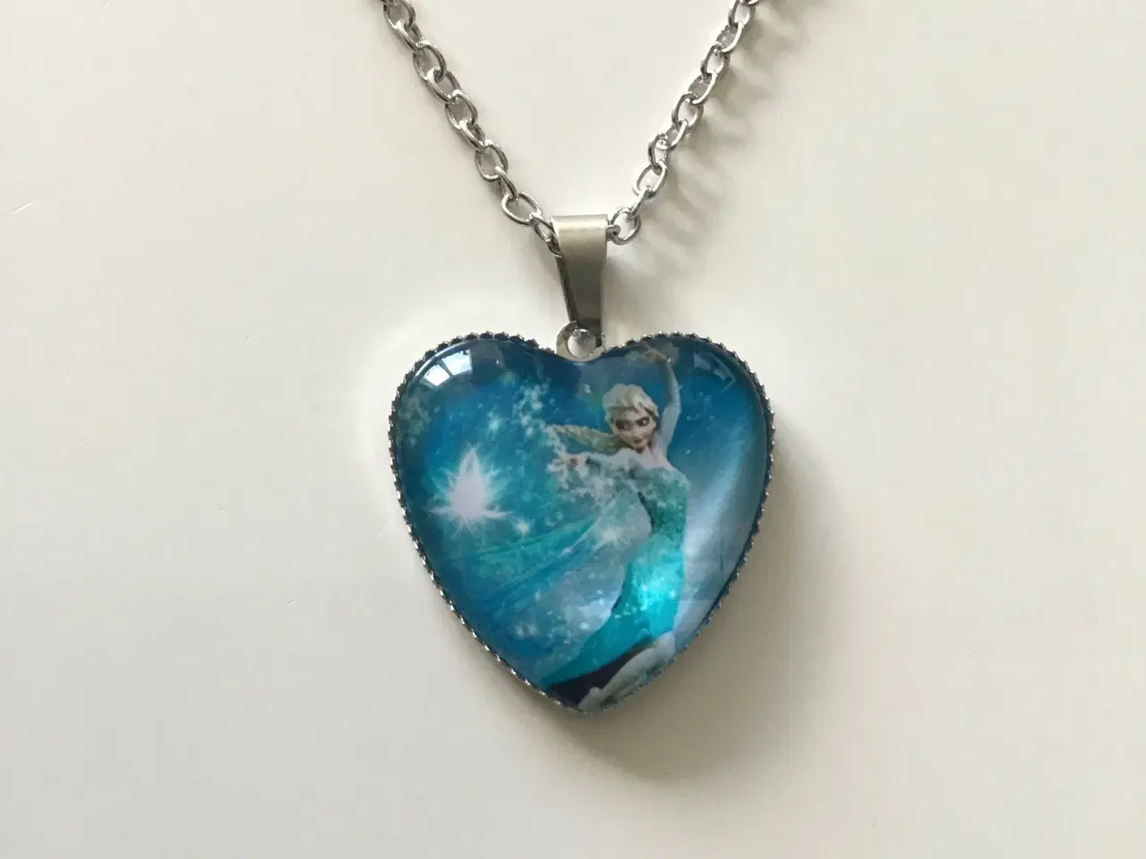 Billede 2 - Frost halskæde med hjerte vedhæng med Elsa Frost