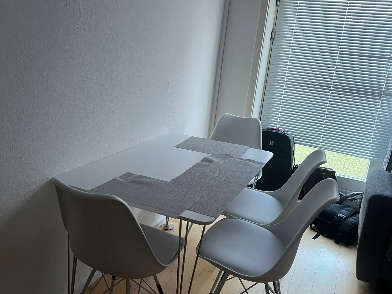 Billede 2 - Spisebord med stole 
