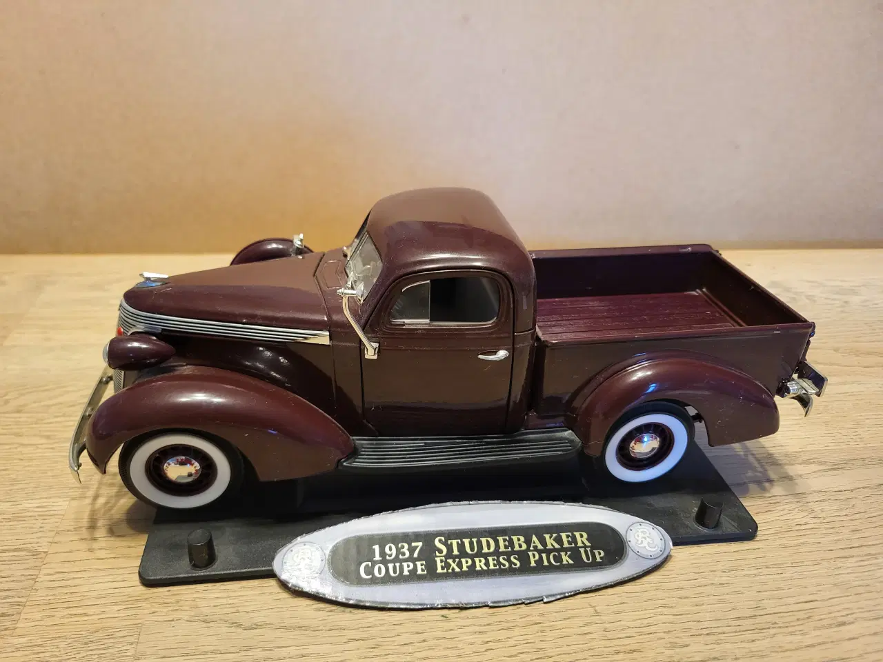 Billede 6 - Modelbiler 1:18 - 4 stk. Meget flotte 1000 kr.