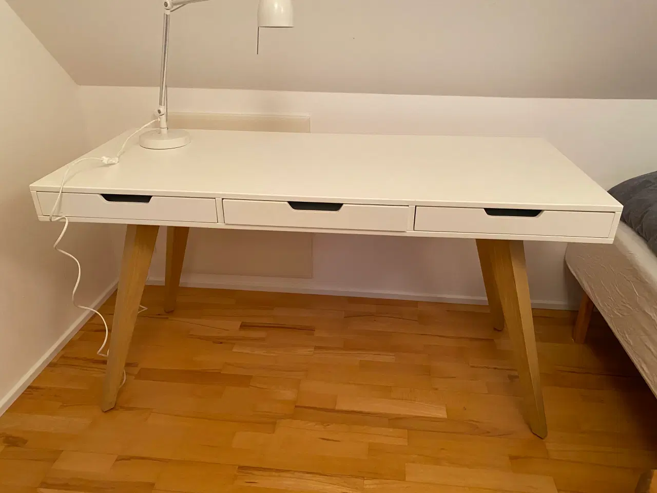 Billede 5 - Skrivebord hvid 3 skuffer