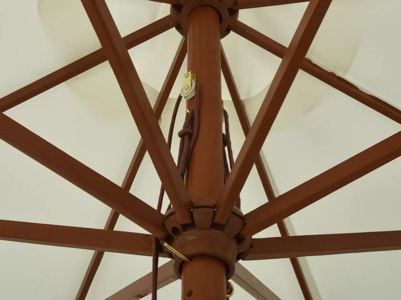 Billede 2 - Udendørs parasol med træstang 330 cm sandhvid