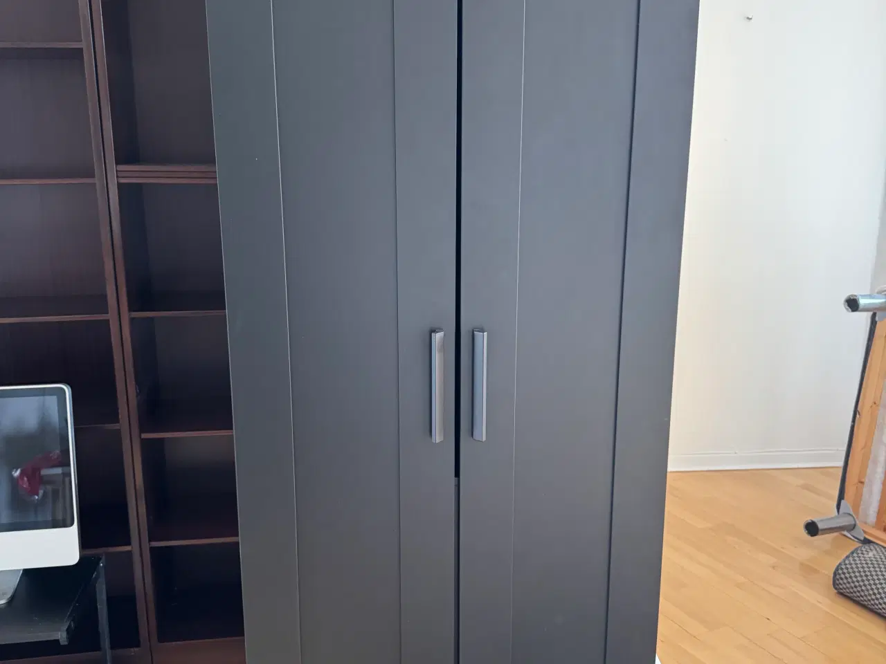 Billede 4 - Gratis Klædeskab sort