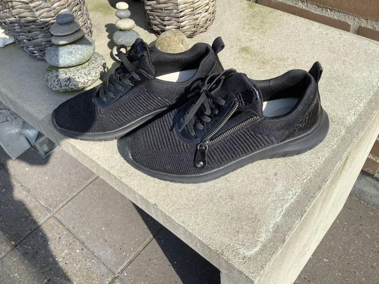 Billede 1 - Sneakers, str. 40, REMONTE , Sort, Næsten som ny