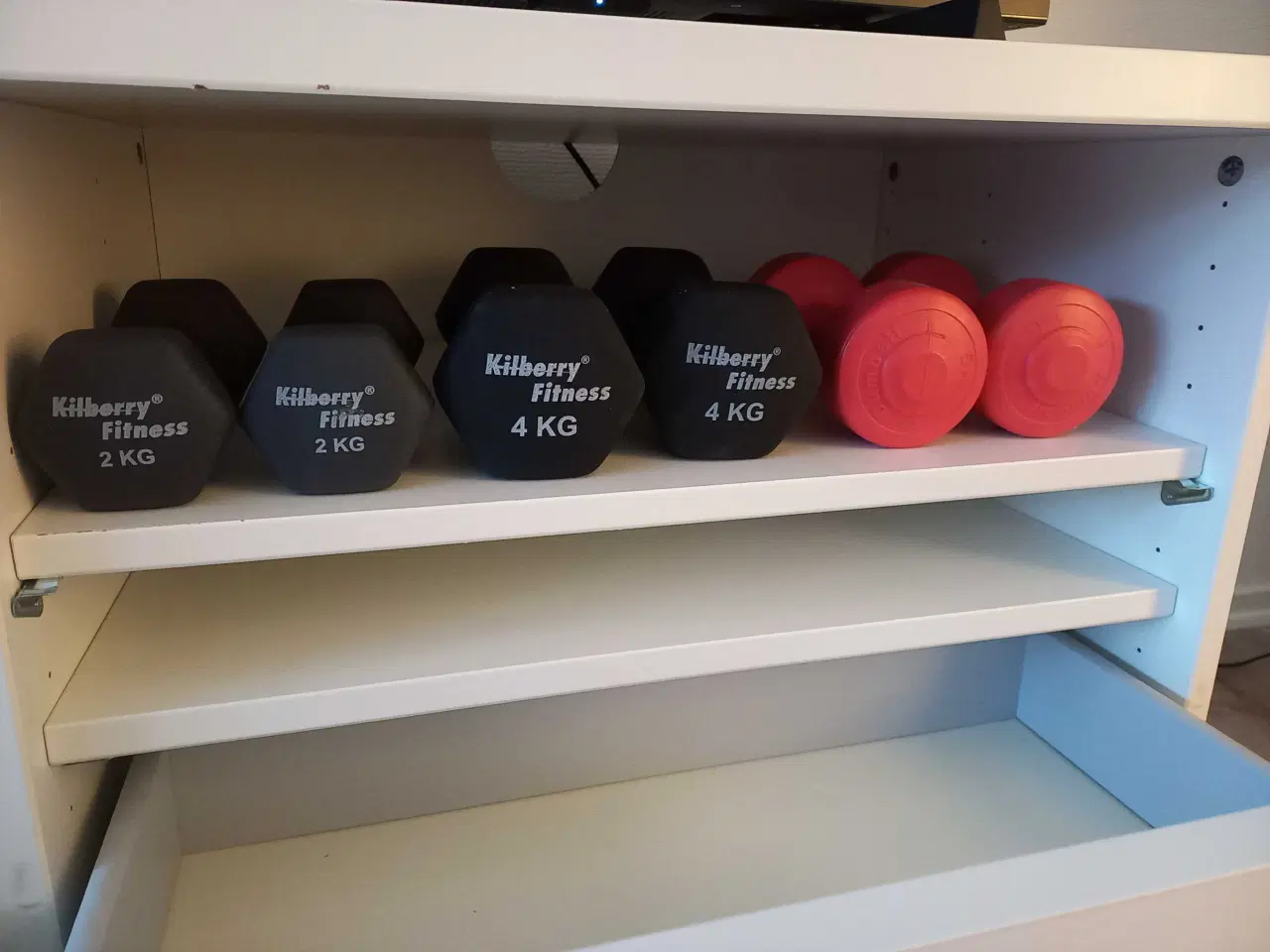 Billede 3 - Tv bord i råhvid 350 kr