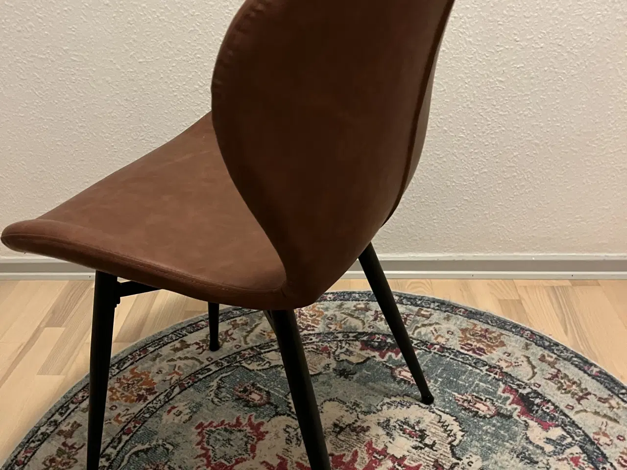 Billede 5 - Cognac farvede spisestuestole