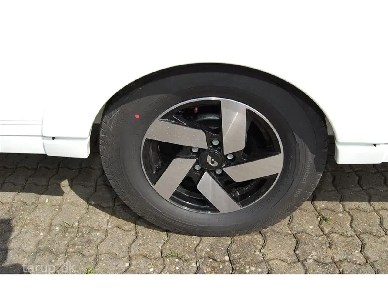Billede 4 - 2023 - Adria Alpina 663 UK   Dobbeltsengs- og køjevogn, rundsidde-gruppe, ALDE varme, Truma Aircon. vandbåren gulv-varme,
