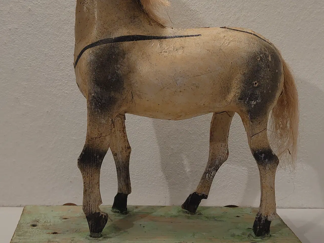 Billede 1 - Gammel sjælden stor hest i træ og papmache.