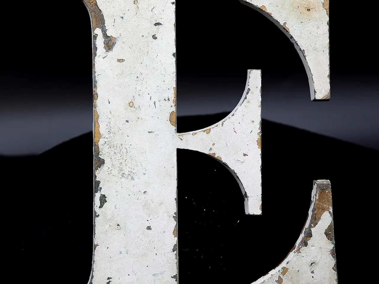 Billede 3 - Messing facadebogstav “E” – rå patina