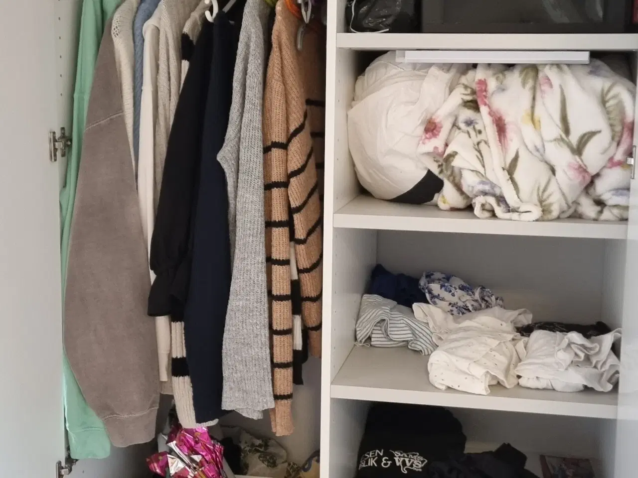 Billede 2 - Lækkert og rummeligt klædeskab