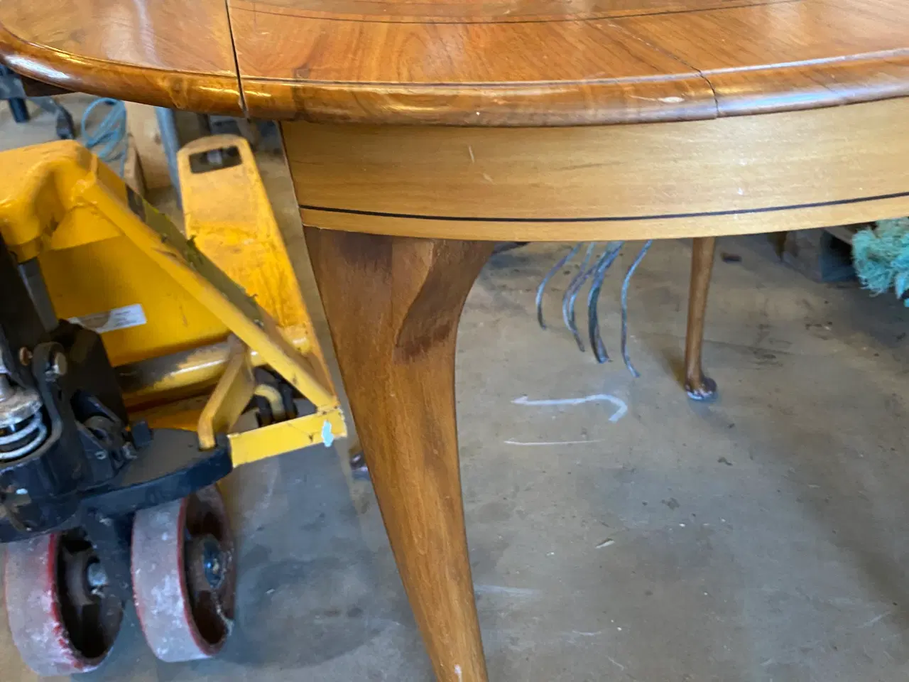 Billede 16 -  møbelsæt bord, kommoder, stole og lænestol