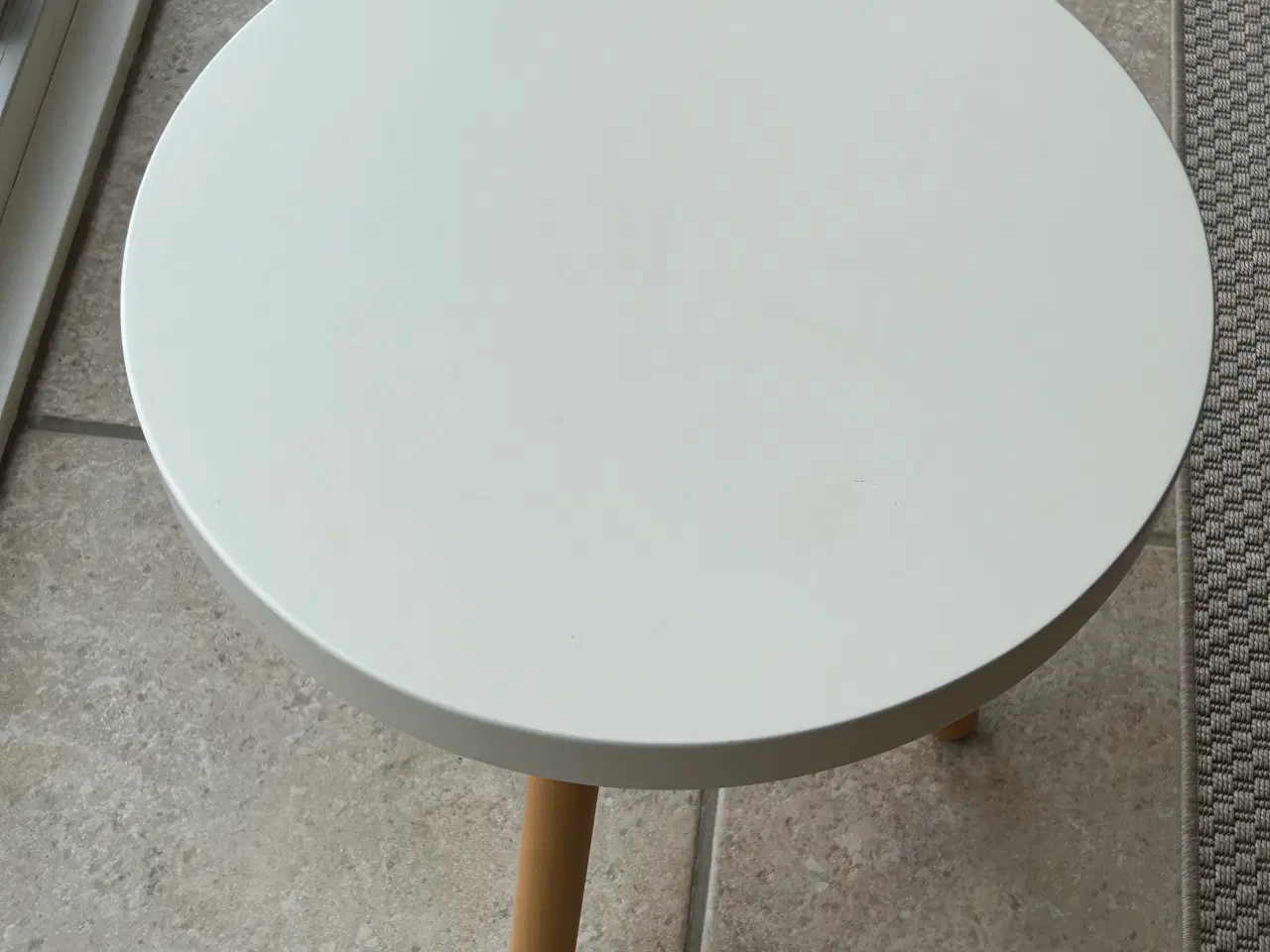 Billede 2 - Sidebord med hvid bordplade og træben