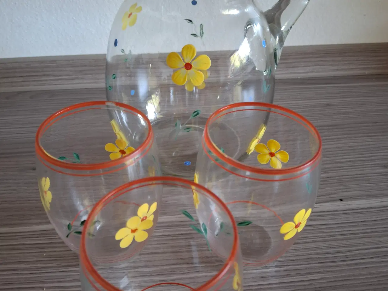 Billede 2 -  flot gammel kande med 3 vandglas ..