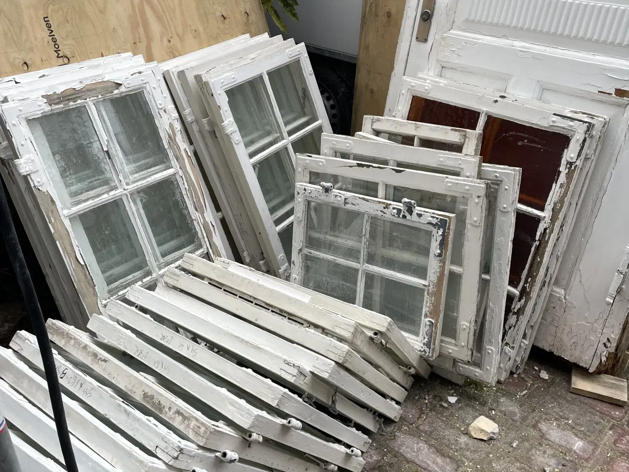 Billede 1 - Gamle vindues rammer til salg 