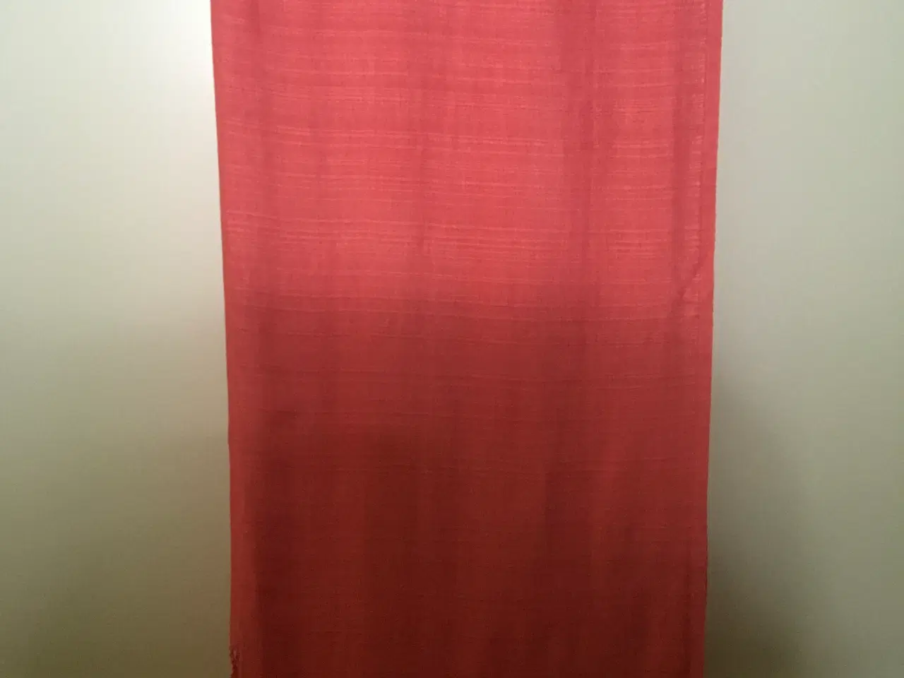Billede 3 - Nyt og ubrugt silketørklæde i ferskenfarve