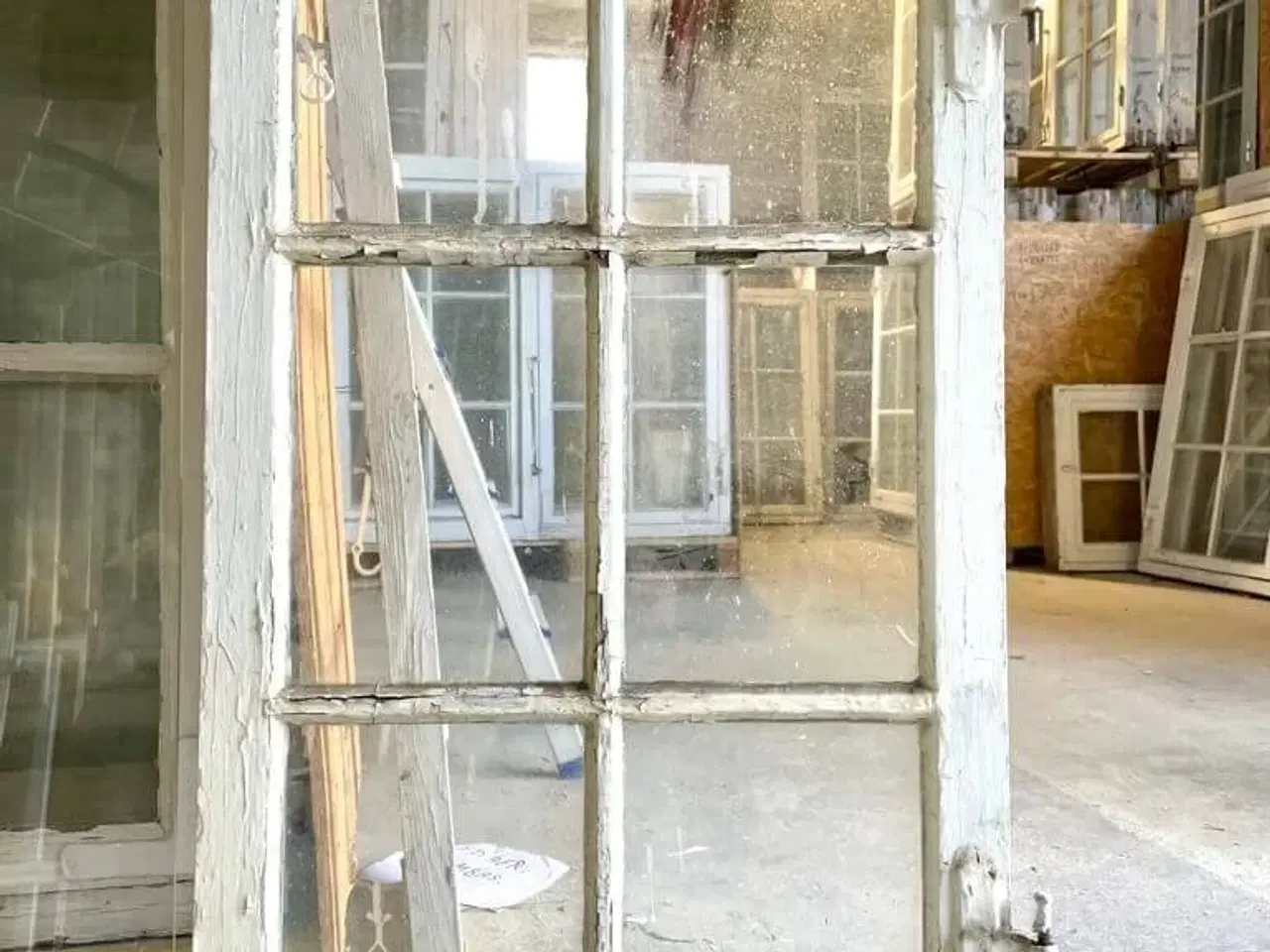 Billede 1 - Småsprosset 6-ruders vinduesramme fra ambassade