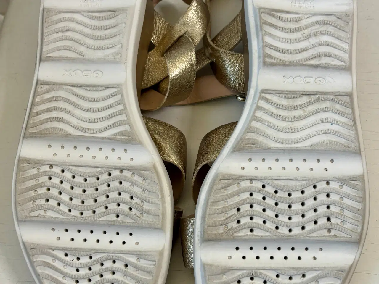 Billede 6 - GEOX, guldsandaler m kinahæl, str 40