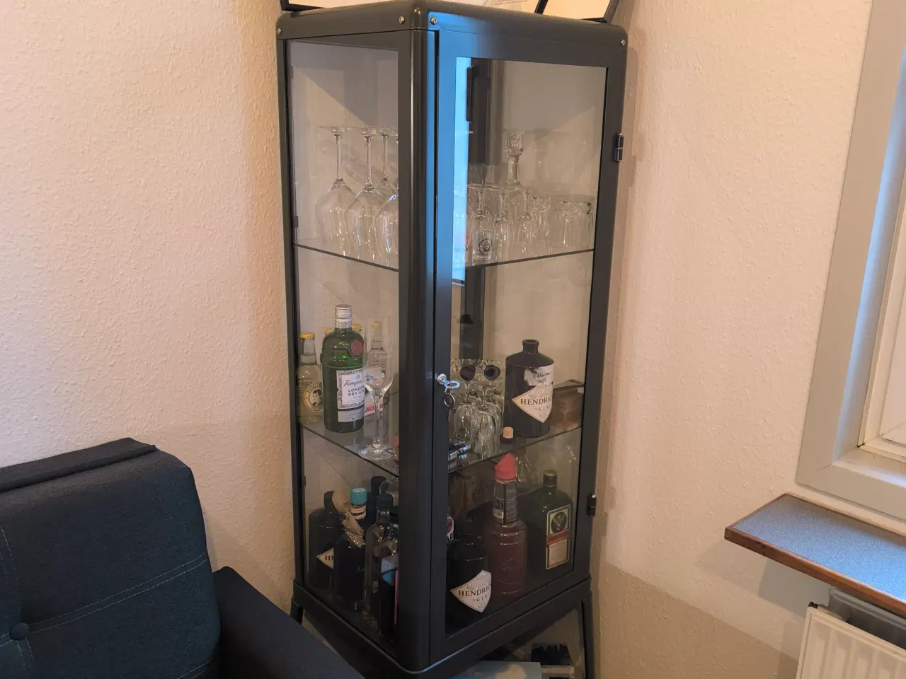 Billede 1 - Barskab i mørkegrå fra IKEA 