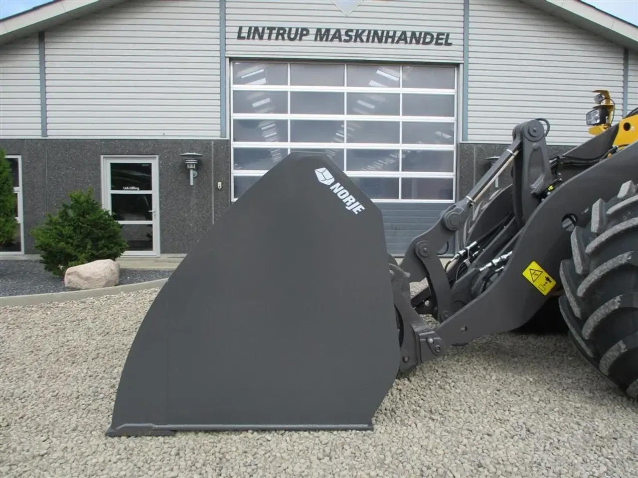 Billede 1 - - - - HØJTIPSKOVL NORJE 4,2 m3 265cm bred og vendbar bolt-on skær