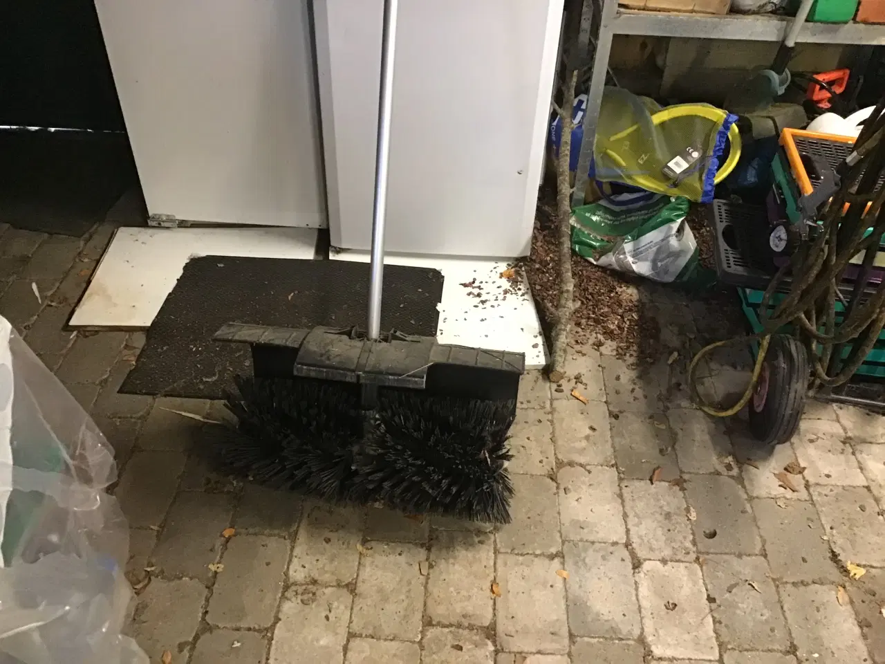 Billede 1 - Stihl 131 r multimaskine med fejekost