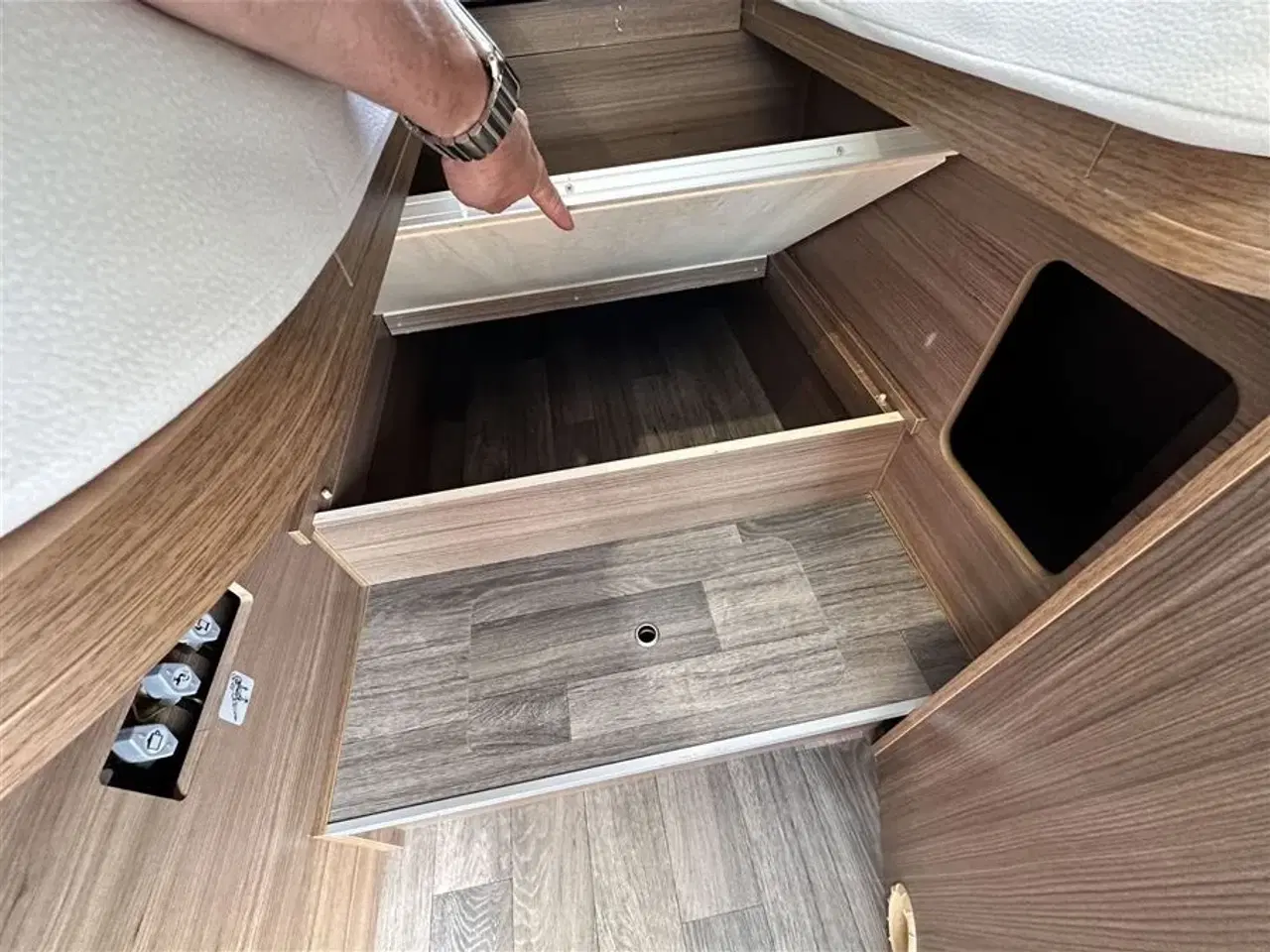 Billede 15 - 2021 - Bravia 636 140 Hk Edition 30   Campervan med langsgående senge og god indretning Kørt 20,500 Km.