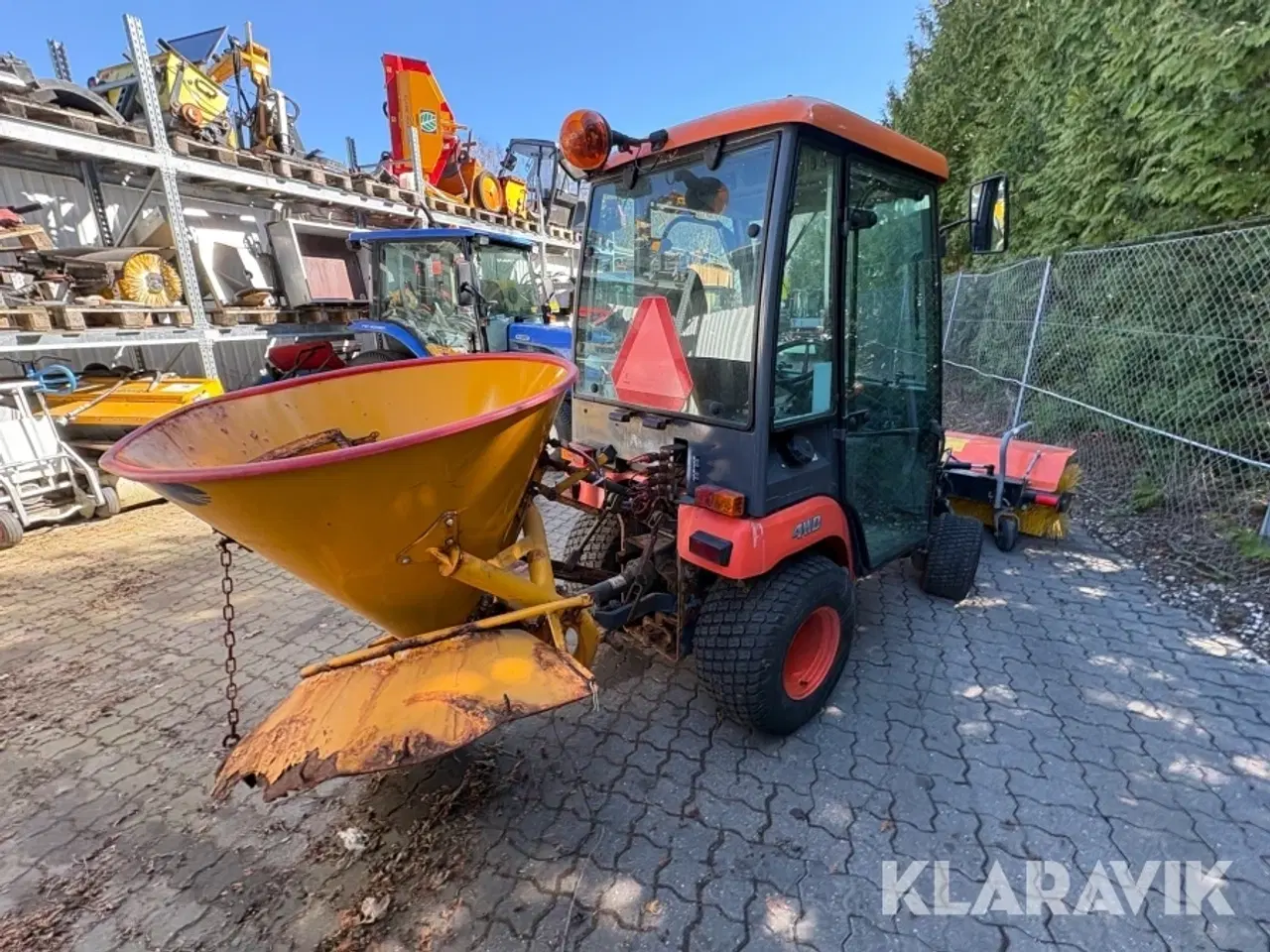 Billede 5 - Traktor Kubota BX2350DV-FR med kost og saltspreder