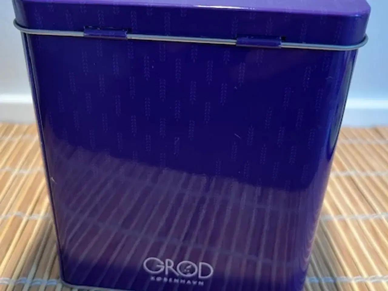 Billede 1 - GRØD København metal dåse i flot lilla farve
