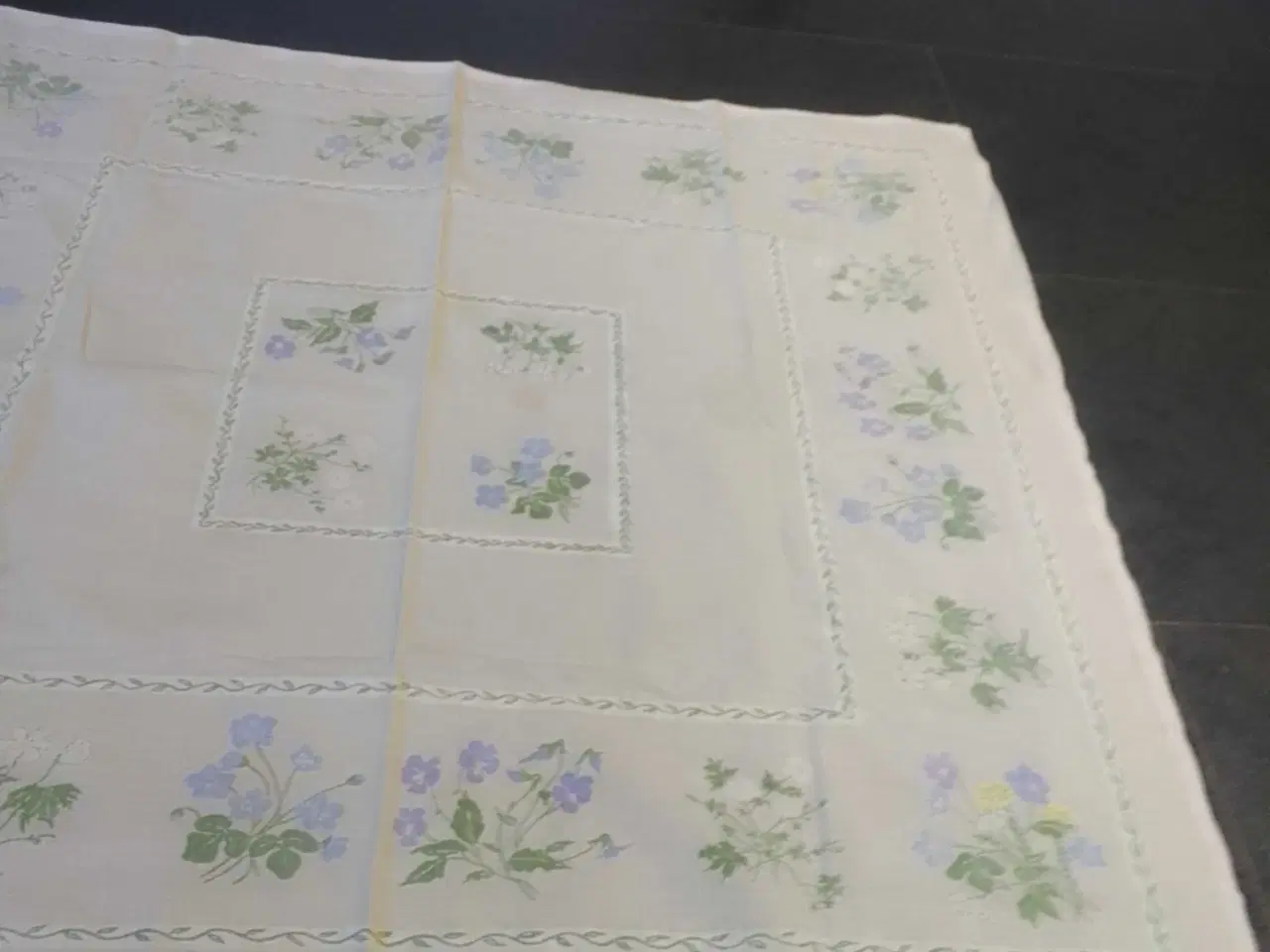 Billede 5 - Yndig dug med Flora Danica motiver