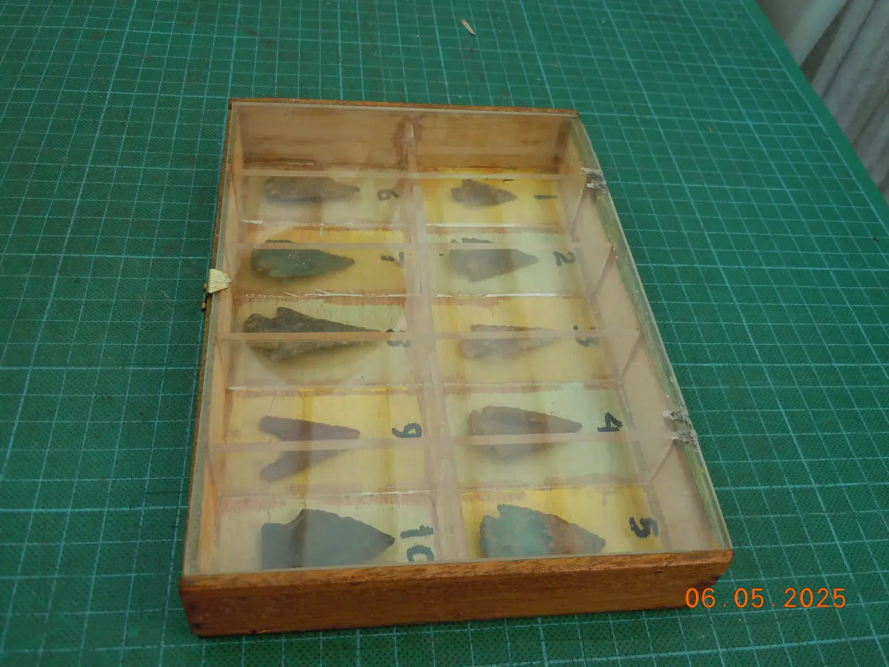 Billede 5 - Flintepilespidser, 10 stk. i samlerkasse.