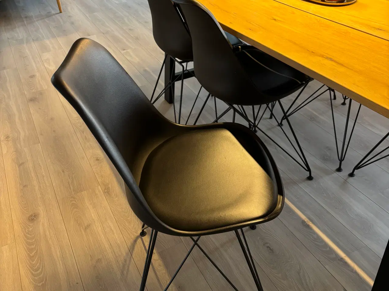 Billede 3 - Spisebord med 6 stole sælges