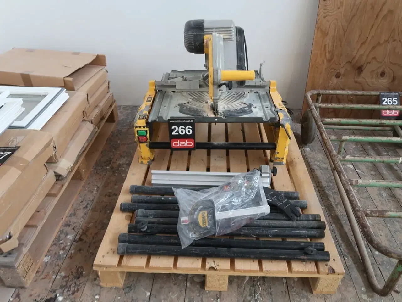 Billede 1 - Dewalt vendbar kap-/geringssav 2000W DW743N