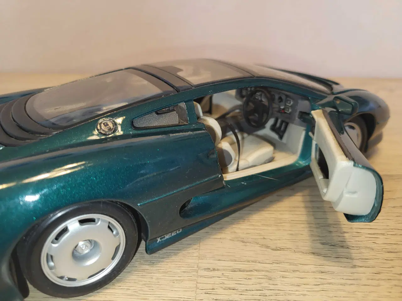 Billede 3 - Modelbil: JAGUAR XJ220 1992.  Skala 1/18.
