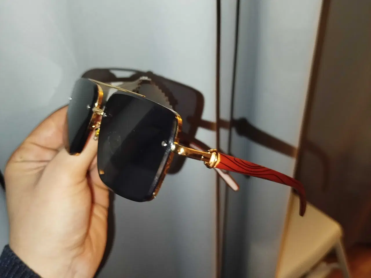 Billede 4 - Stor Herre solbrille guld og træ look
