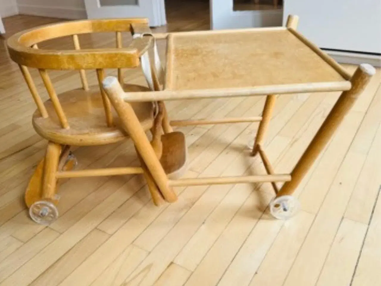 Billede 2 - Høj stol  / stol-bord