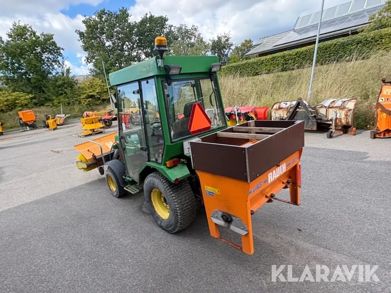 Billede 4 - Traktor John Deere 855 med kost og udlægger